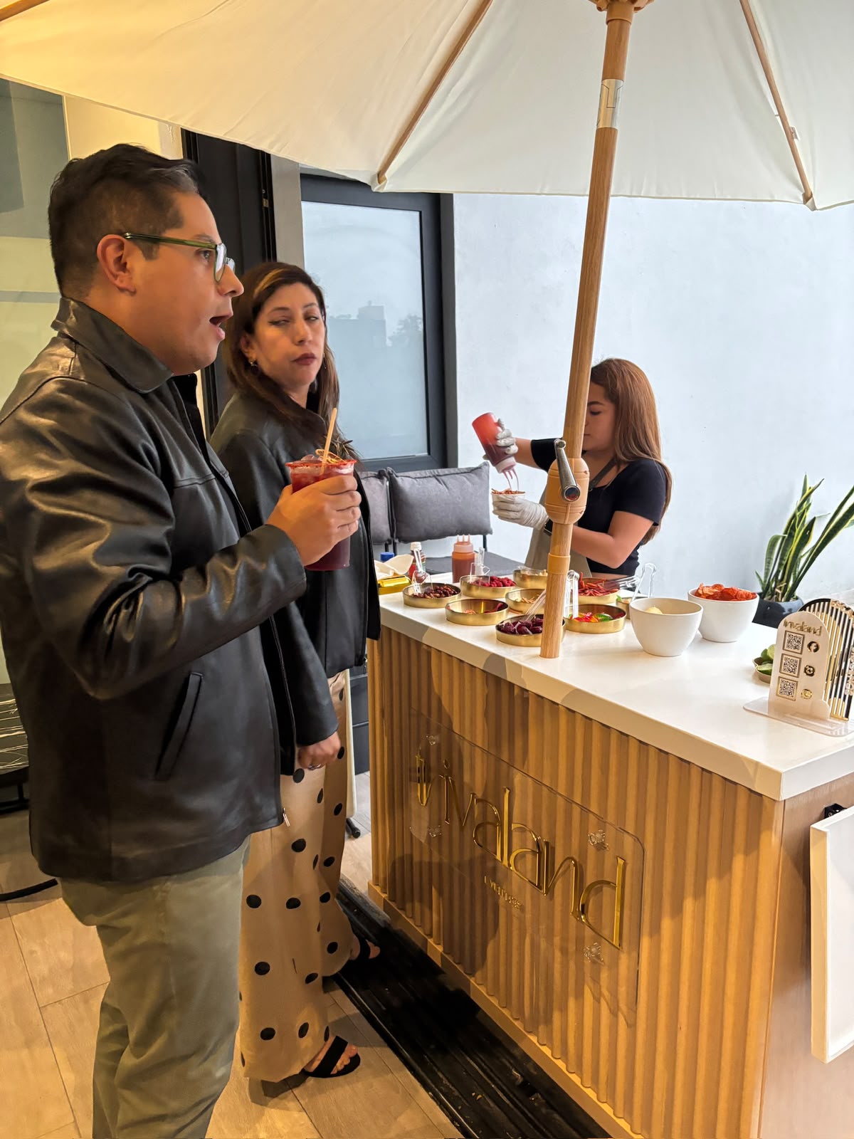 Barra de snacks atendiendo a invitados