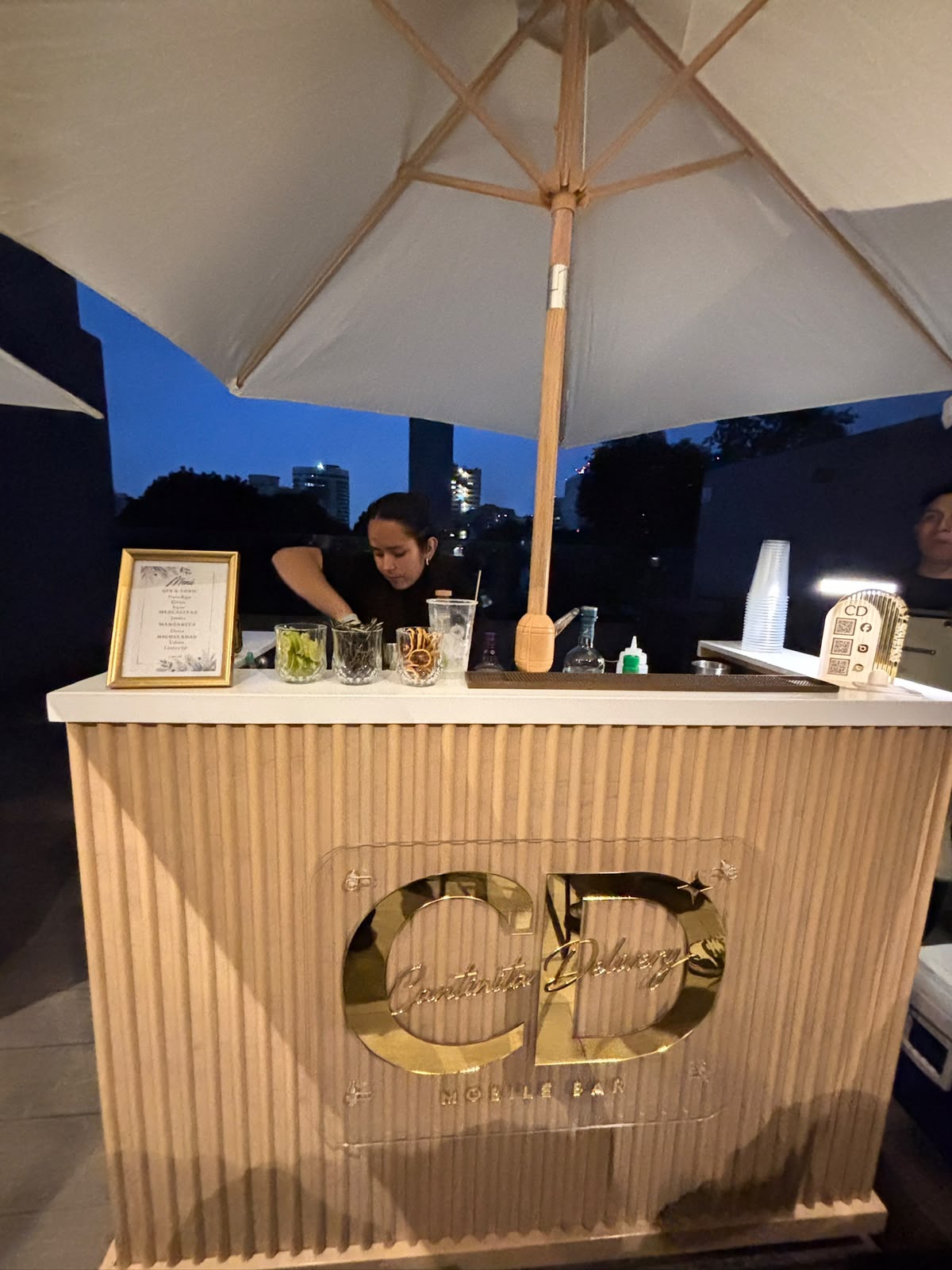 Barra móvil de bebidas instalada en un evento