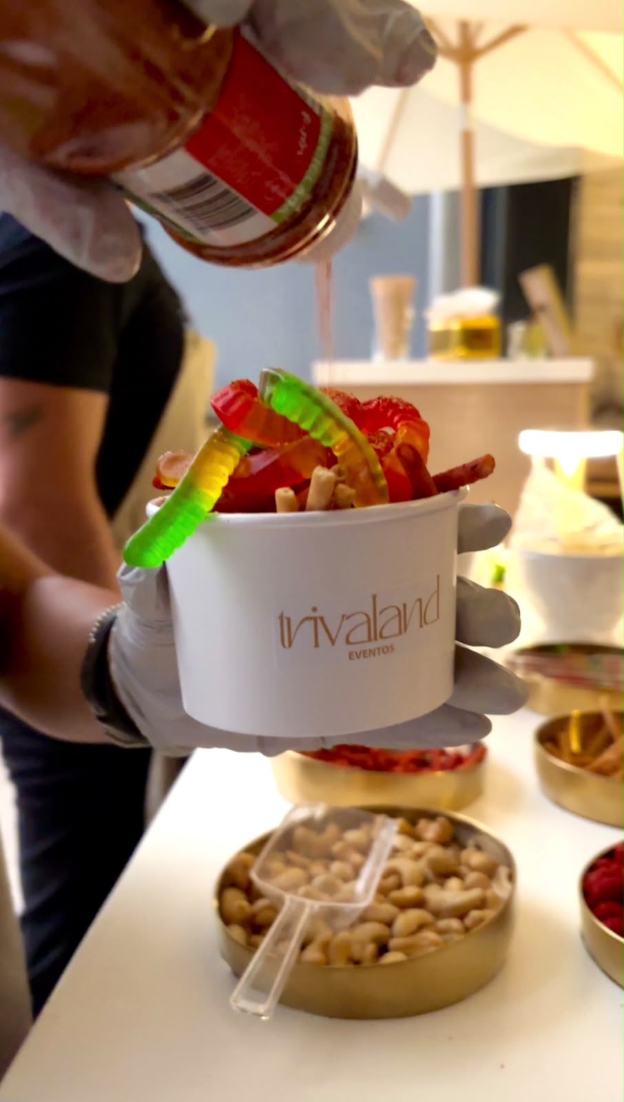 Vaso Trivaland con snacks, gomitas y toppings preparados al momento